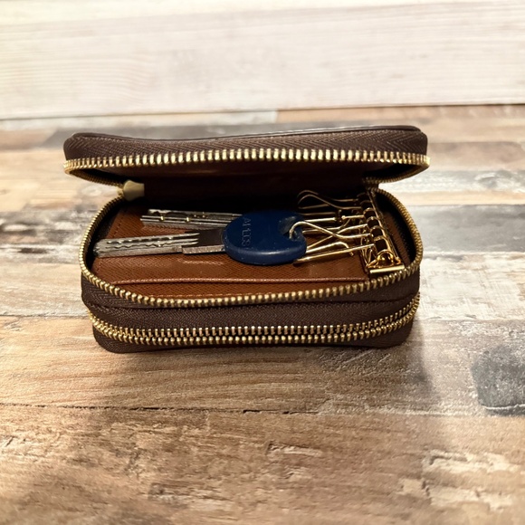 Louis Vuitton Monogram 6 Key Double Zipper Key Wallet. - Picture 8 of 8